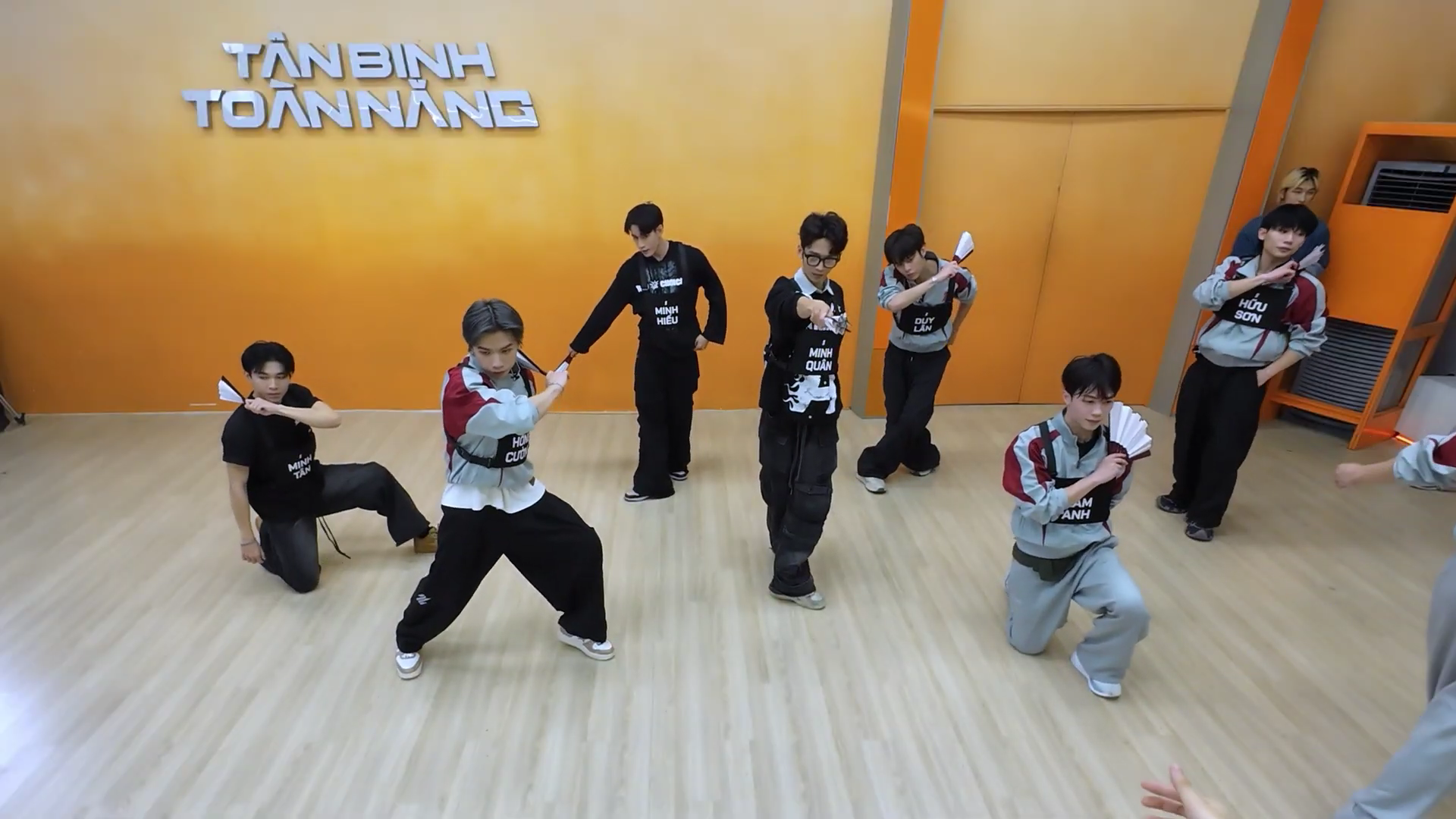 3 dancers thay thế cho 3 tân binh bị đóng băng luyện tập tiết mục Gương vỡ làm lành