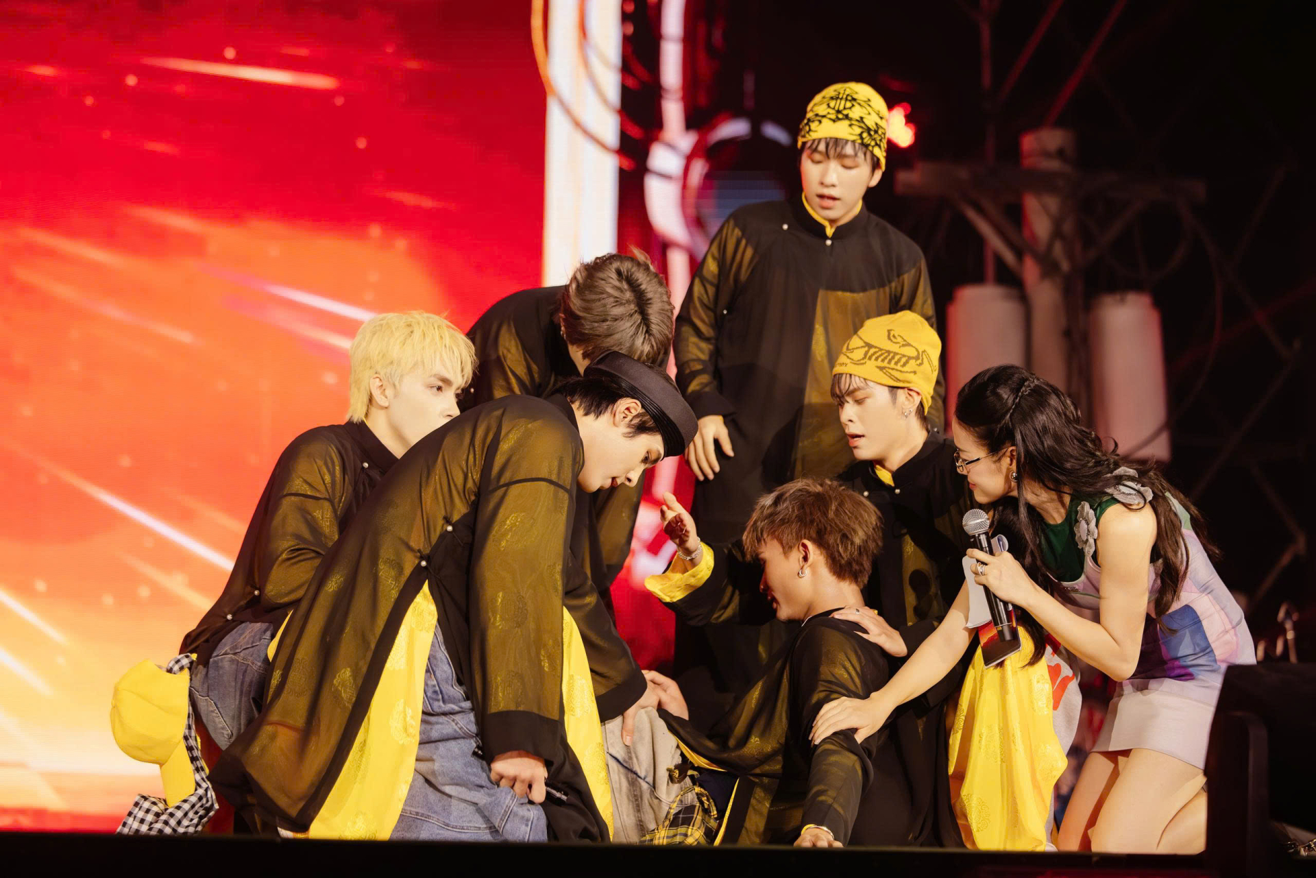 Wonbi ngã quỵ trên sân khấu sau khi bùng nổ hết mình cho tiết mục Bass Âm