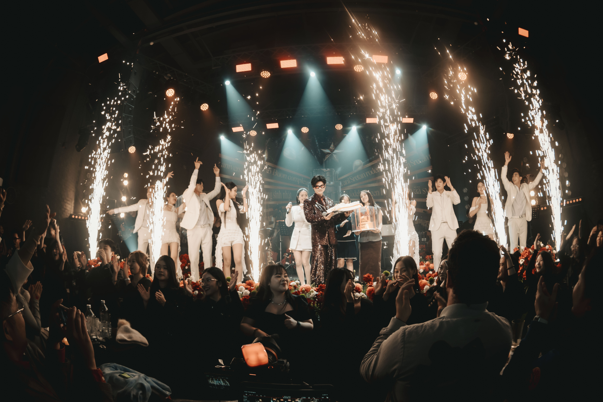 Phan Đinh Tùng tặng nhẫn kim cương cho bà xã ngay trên sân khấu ĐINH SHOW - ảnh 7