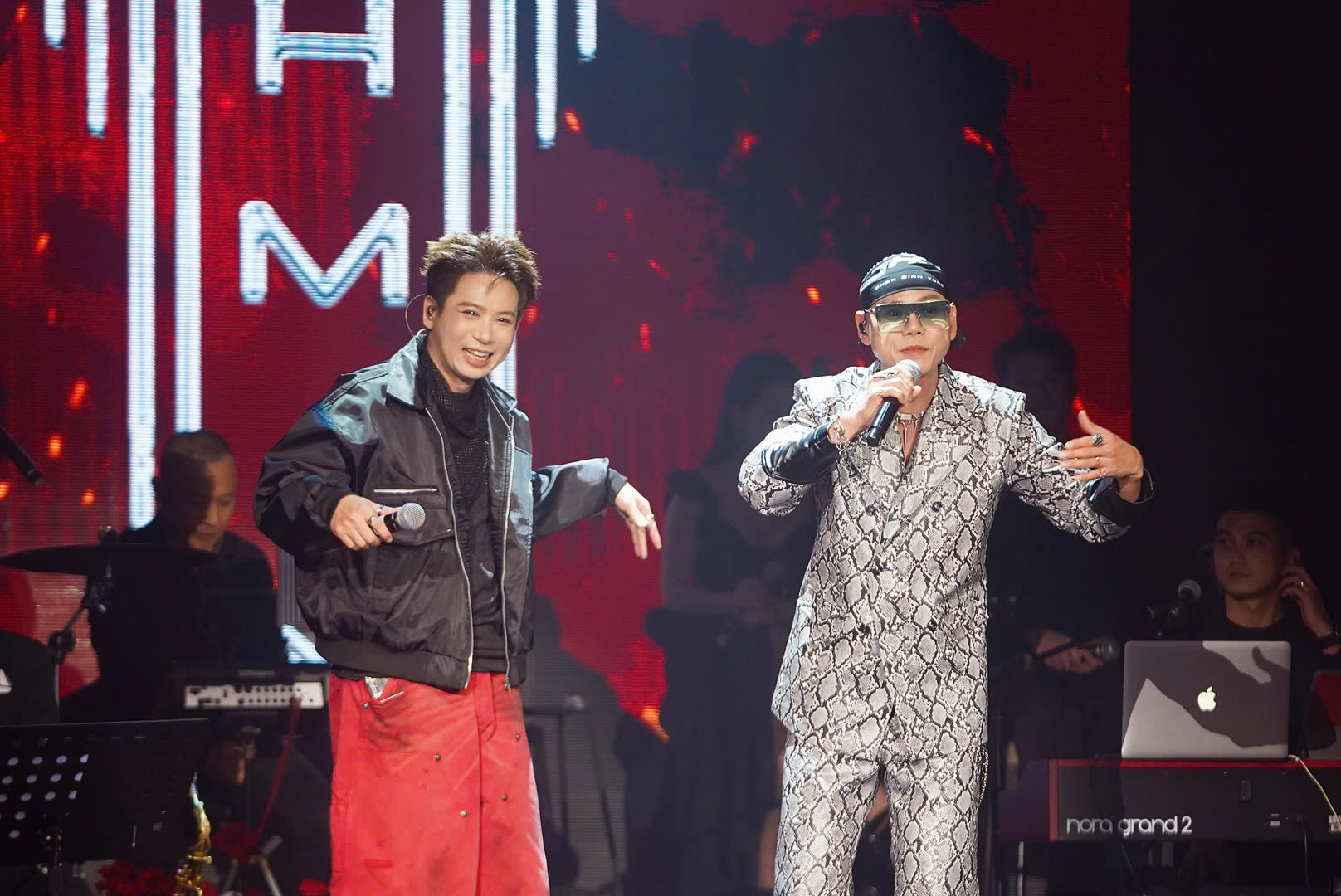 Phan Đinh Tùng tặng nhẫn kim cương cho bà xã ngay trên sân khấu ĐINH SHOW - ảnh 3