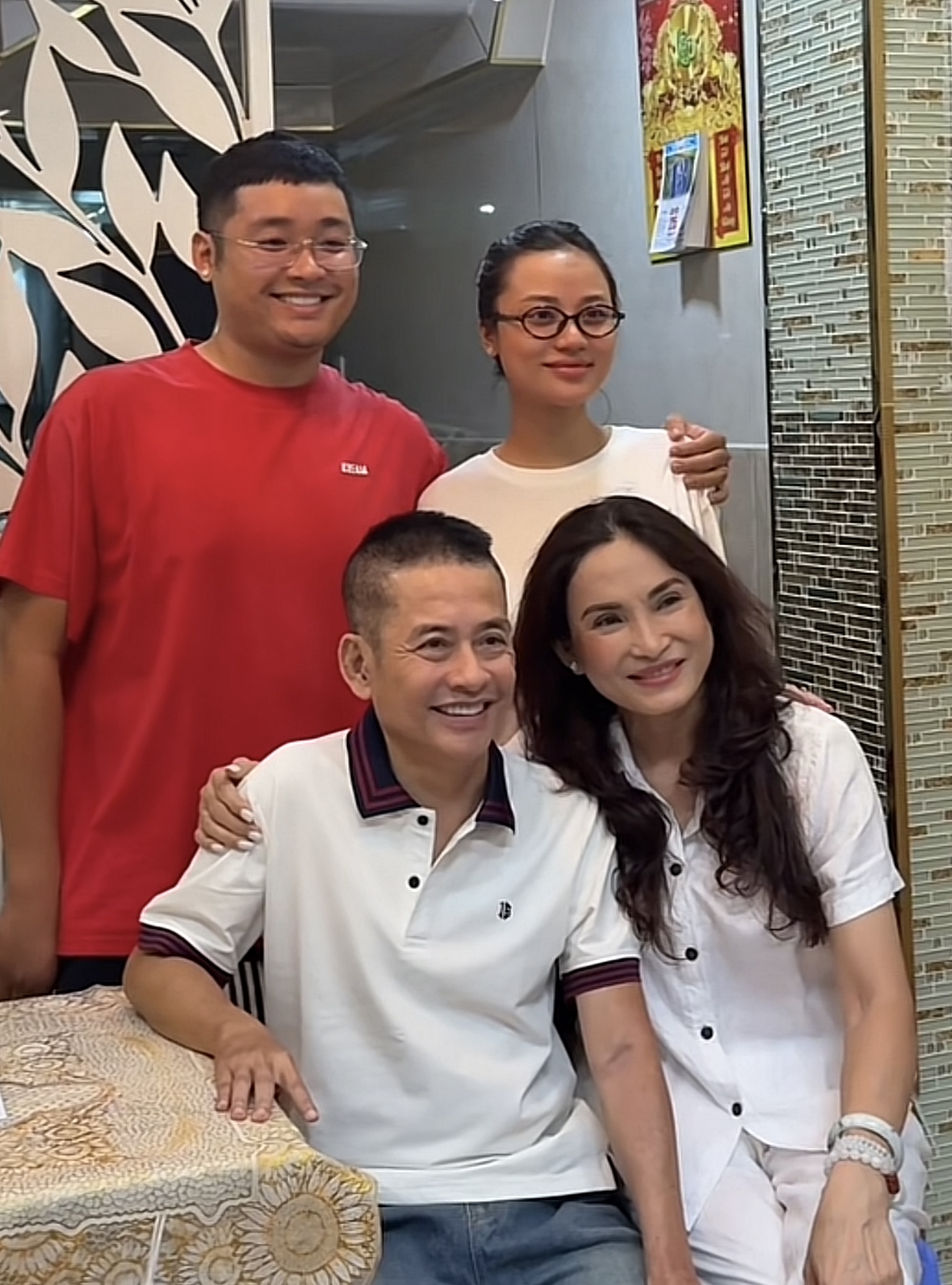 Nghệ sĩ Tấn Beo xúc động trong tiệc mừng thọ 60 tuổi, đón tin vui lên chức ông nội - ảnh 2