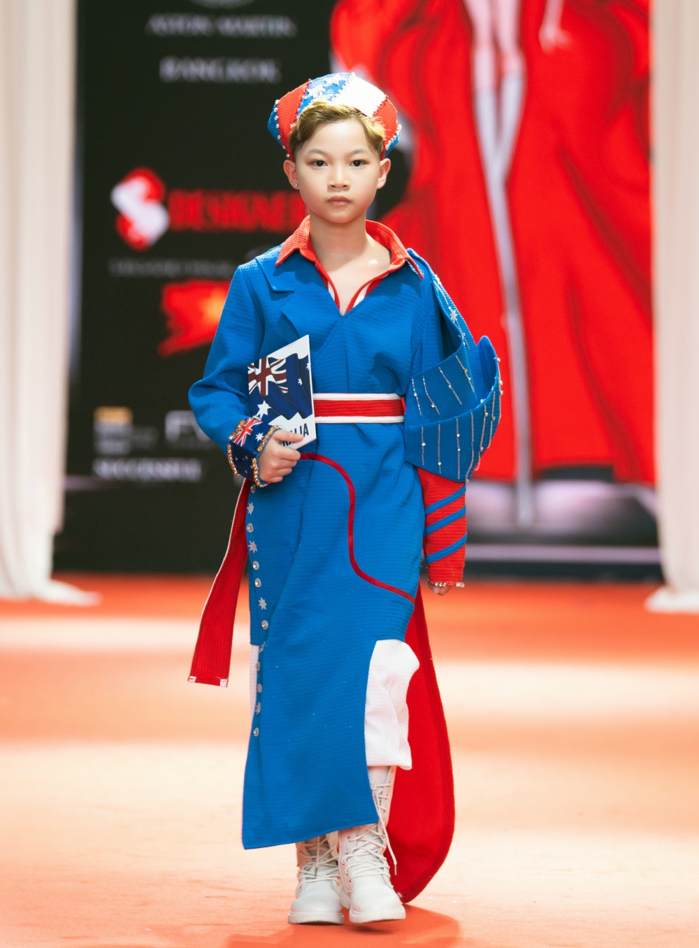 Siêu mẫu nhí Phong Thiên sải bước tự tin trên sàn diễn thời trang quốc tế - ảnh 1