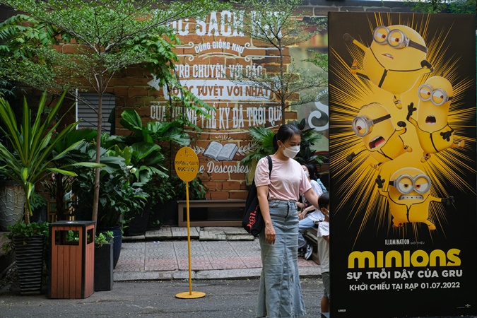 Hội Minions “phủ vàng” đường sách tại Việt Nam, ăn mừng thành tích doanh thu cực khủng - ảnh 3