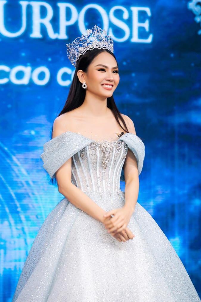 Cận cảnh màn tháo vương miện đầy tiếc nuối của Hoa hậu Mai Phương tại buổi đấu giá từ thiện - ảnh 1