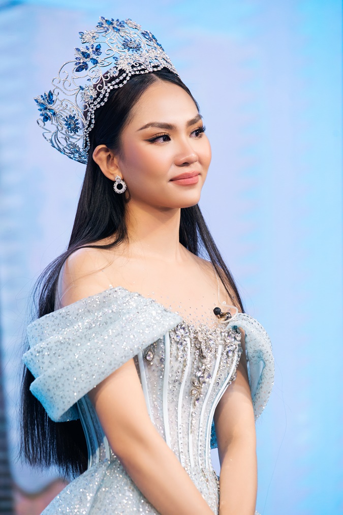 Cận cảnh màn tháo vương miện đầy tiếc nuối của Hoa hậu Mai Phương tại buổi đấu giá từ thiện - ảnh 4