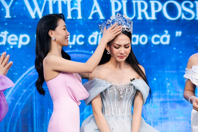 Cận cảnh màn tháo vương miện đầy tiếc nuối của Hoa hậu Mai Phương tại buổi đấu giá từ thiện - ảnh 3