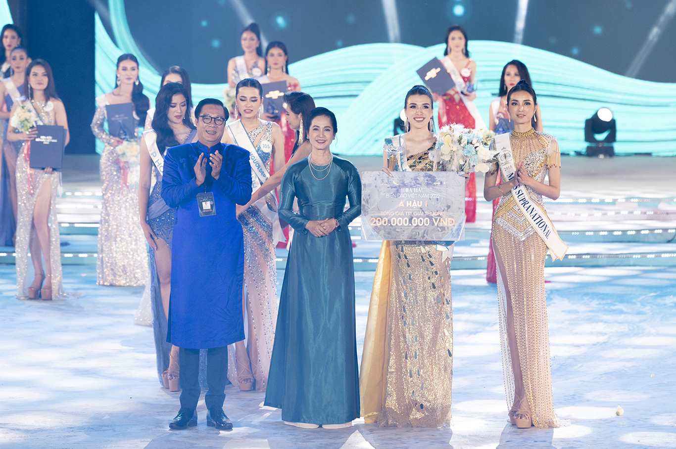 Á hậu 1 Hoa hậu Biển đảo Việt Nam 2022 được trao cho Hoàng Thuỳ Anh (SBD 102) đến từ Hà Nội.