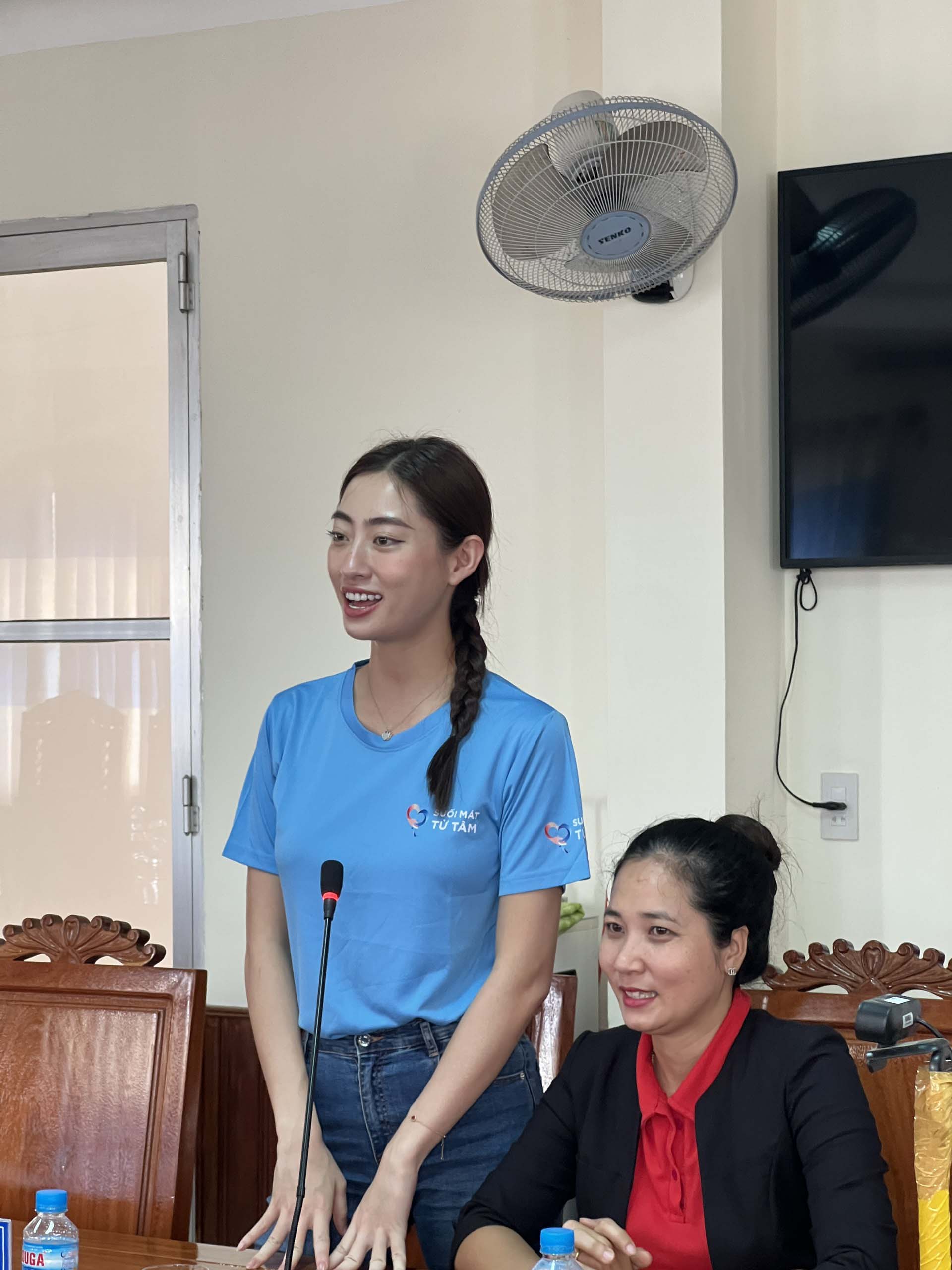 Hoa hậu Lương Thùy Linh xót xa khi đến gặp các hộ gia đình bị sập nhà sau trận mưa lớn tại tỉnh Phú Yên - ảnh 2