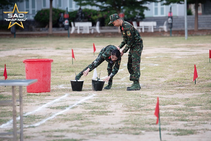 Ngã xiêu vẹo do bị tiền đình nặng, Nhã Phương vẫn trở thành quán quân ngày đầu nhập ngũ - ảnh 3