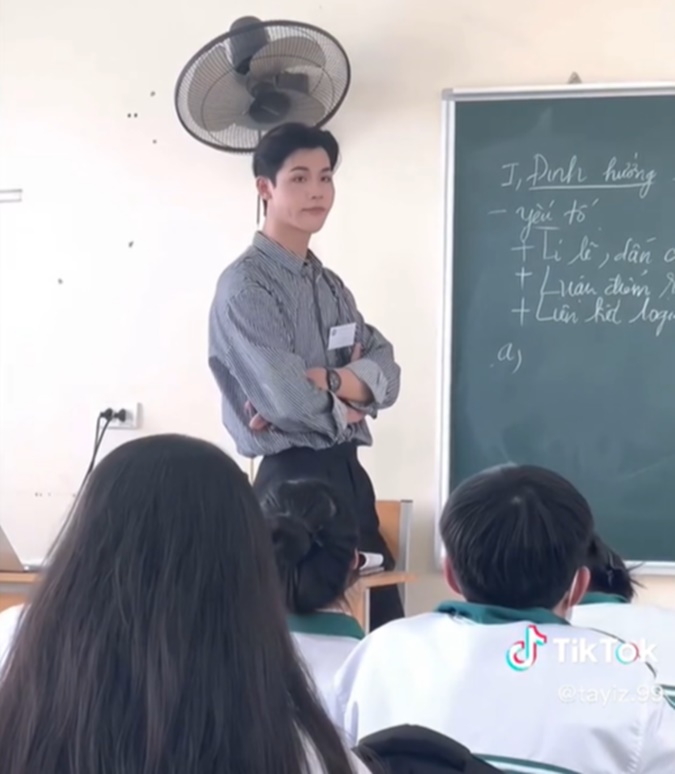 Thầy giáo dạy Văn Gen Z đẹp trai như idol, thời sinh viên đã kiếm 20 triệu/ tháng nhờ làm mẫu ảnh - ảnh 1