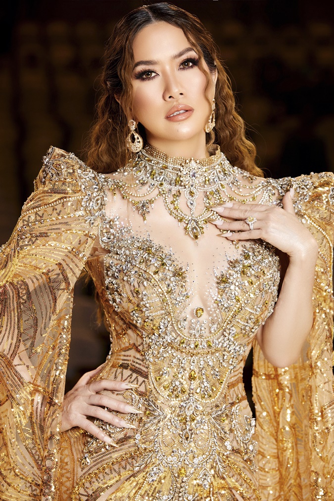 Nữ tỷ phú Mimi Morris diện váy 1 tỷ đồng, xuất hiện như bà hoàng tại chung kết Miss Charm 2023 - ảnh 3