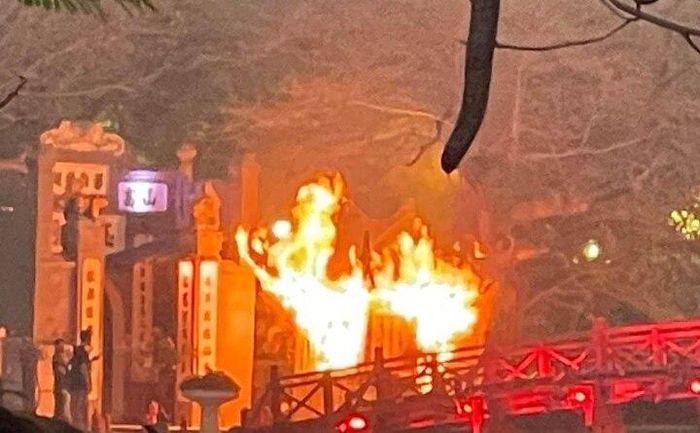 Ngọn lửa bùng cháy dữ dội ở gần cầu Thê Húc