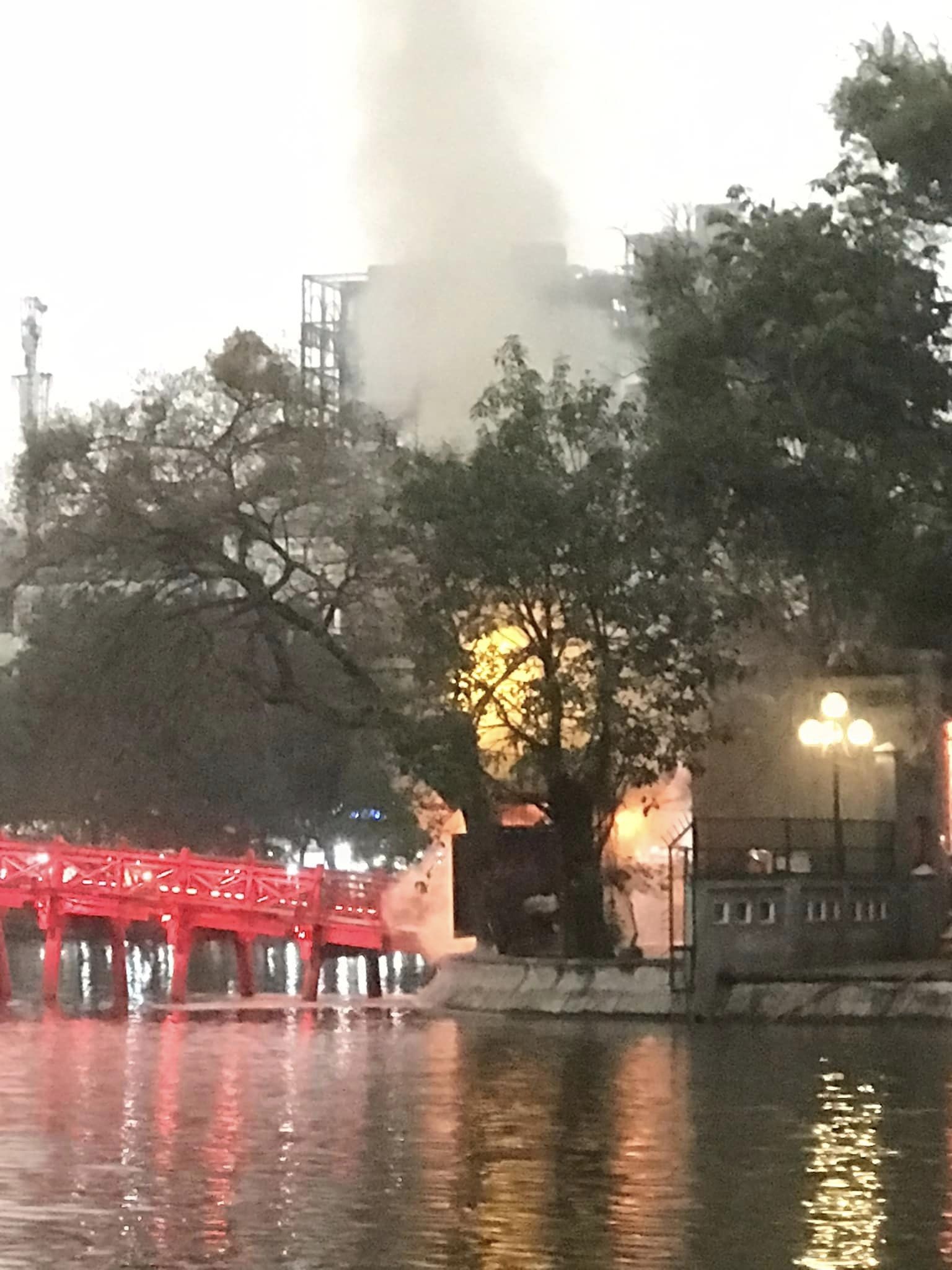 Cháy lớn tại cầu Thê Húc, nhiều du khách hoảng loạn bỏ chạy - ảnh 3