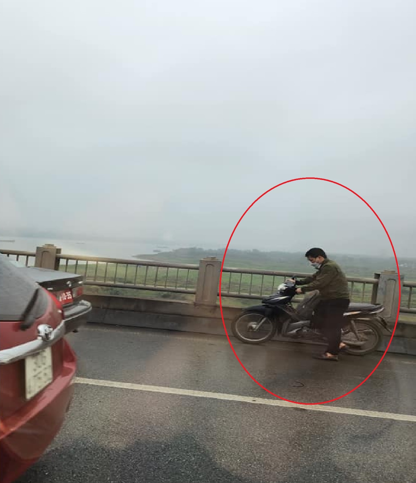 Đưa con gái đi học nhưng xe bị hỏng giữa cầu, ông bố nhận hành động ấm lòng từ những người đi đường - ảnh 1
