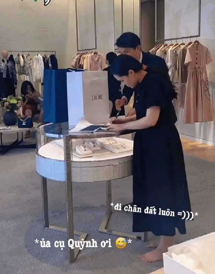 Bà xã cầu thủ Duy Mạnh đi chân đất vào cửa hàng Dior, 'chốt đơn' 200 triệu chỉ trong nháy mắt - ảnh 1