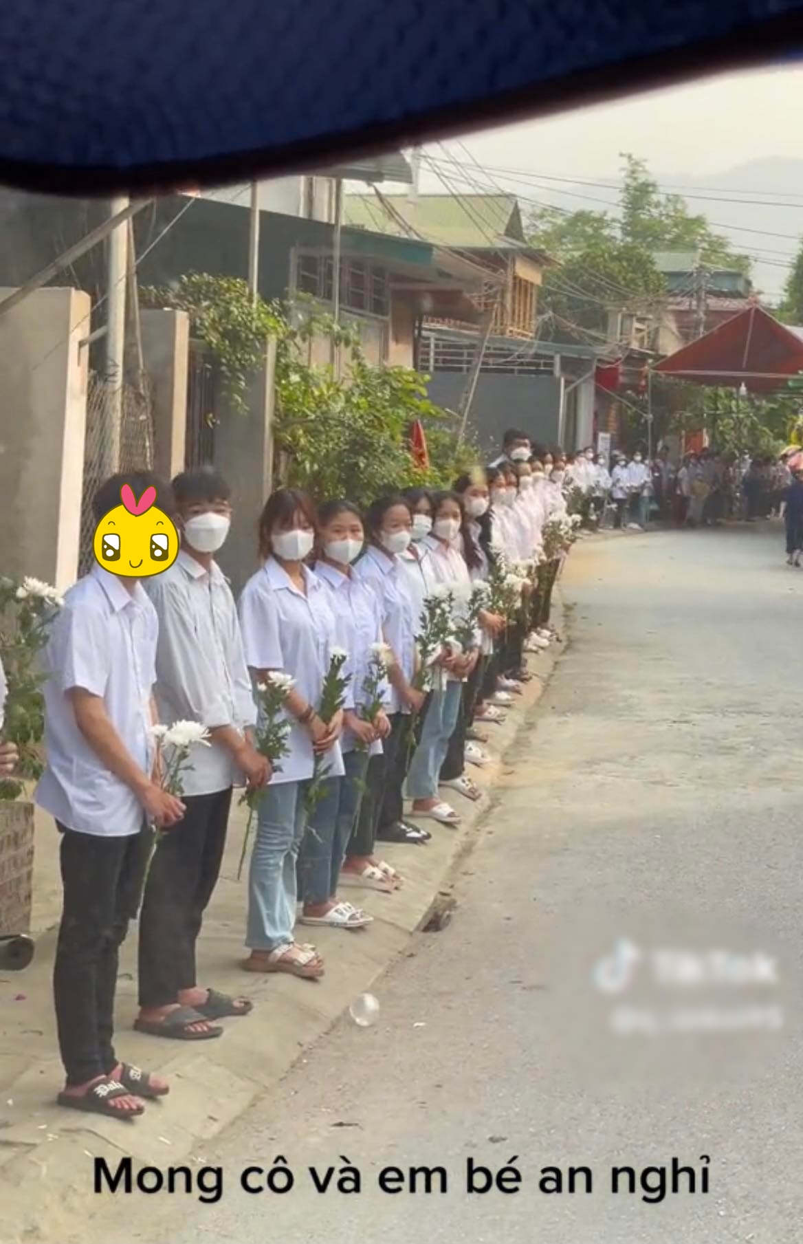 Ngẹn lòng cô giáo mang thai 6 tháng ra đi vì bệnh hiểm nghèo, học sinh xếp hàng dài, cầm hoa cúc trắng tiễn đưa - ảnh 2