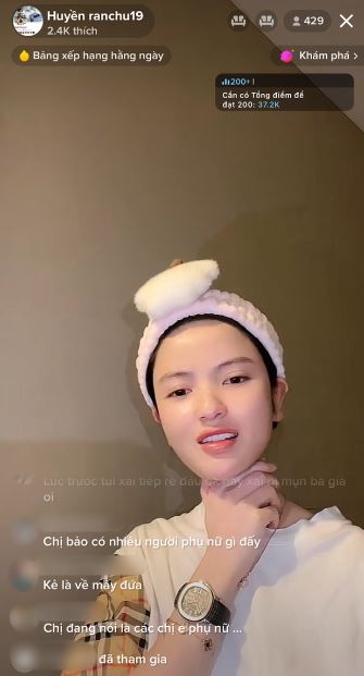 Bạn gái mượn đồng hồ tiền tỷ của Quang Hải lên livestream, đáp trả thẳng thắn khi bị nói 'hay mặc đồ người yêu' - ảnh 1