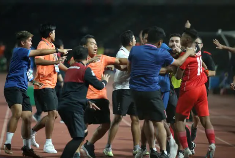 Cầu thủ Thái Lan và Indonesia ẩu đả, CĐV “tư vấn” BTC Sea Games 32 trao Huy chương vàng cho U22 Việt Nam - ảnh 1
