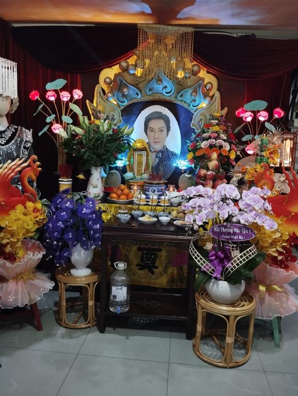 Con gái NSƯT Vũ Linh thay bàn thờ to hơn, thông báo điều đặc biệt trong lễ cúng 100 ngày của ba gây xúc động - ảnh 1