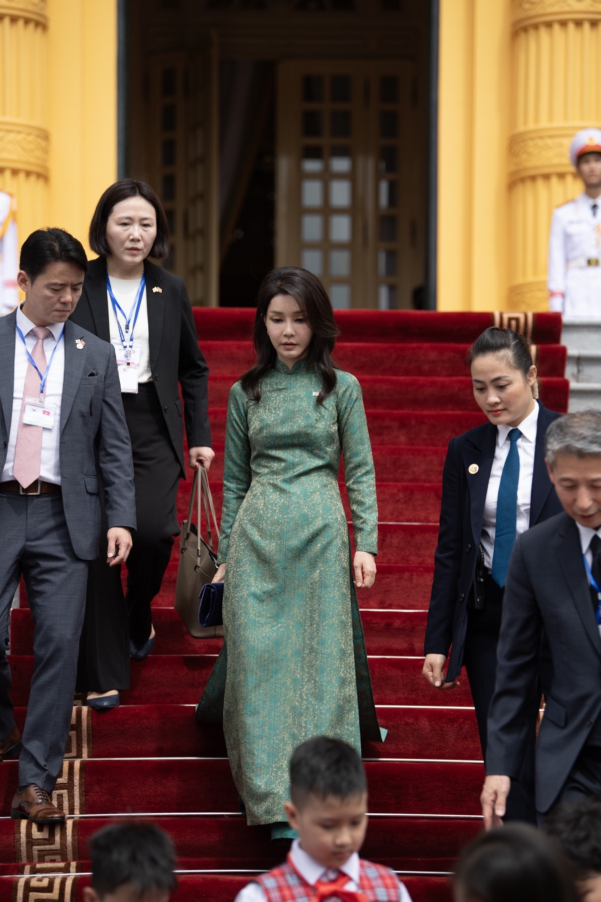 Cận nhan sắc trẻ trung của Đệ nhất phu nhân Tổng thống Hàn Quốc trong tà áo dài Việt Nam - ảnh 1