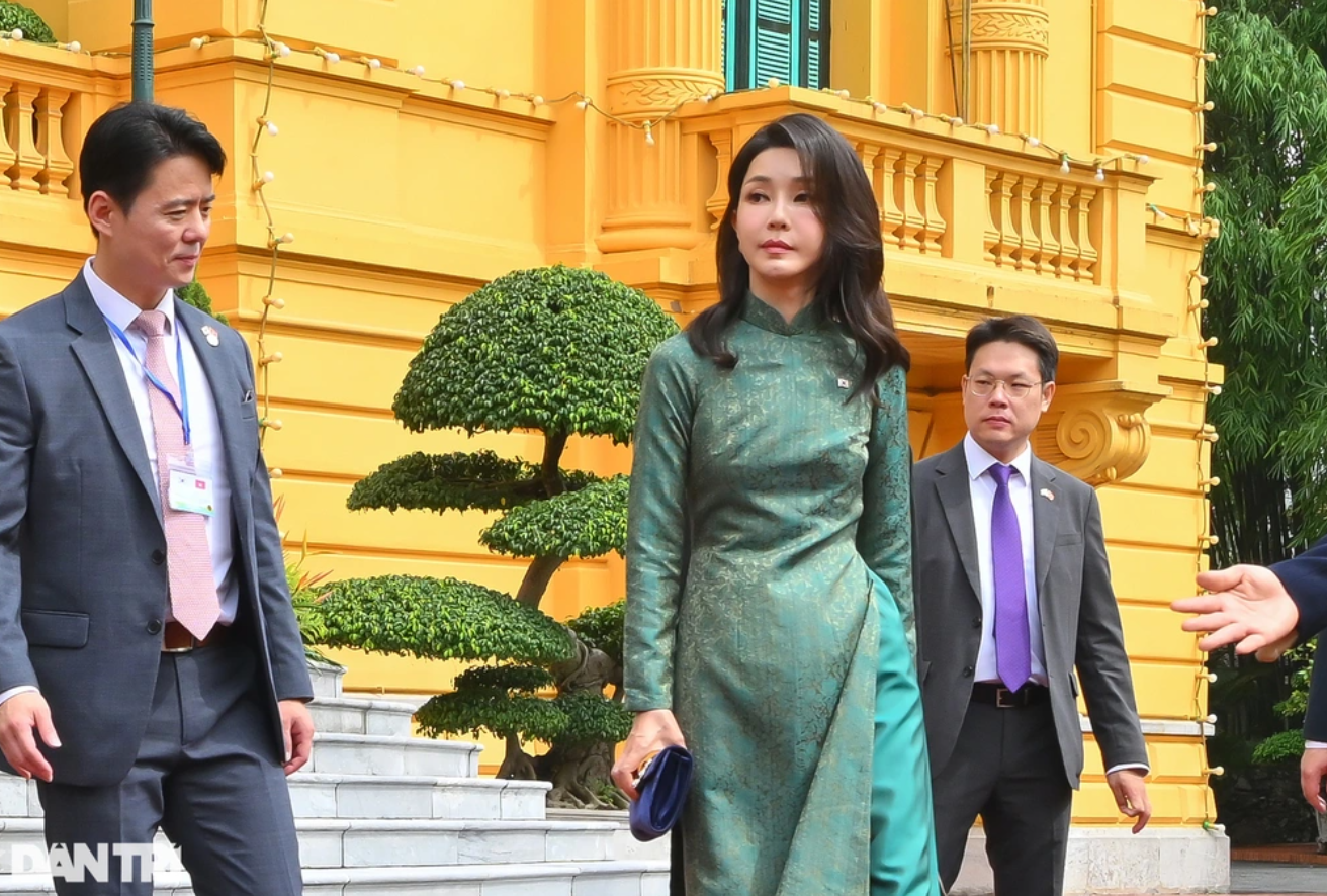Cận nhan sắc trẻ trung của Đệ nhất phu nhân Tổng thống Hàn Quốc trong tà áo dài Việt Nam - ảnh 2