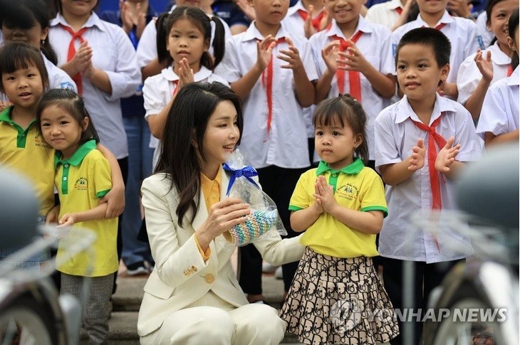 Cận nhan sắc trẻ trung của Đệ nhất phu nhân Tổng thống Hàn Quốc trong tà áo dài Việt Nam - ảnh 6