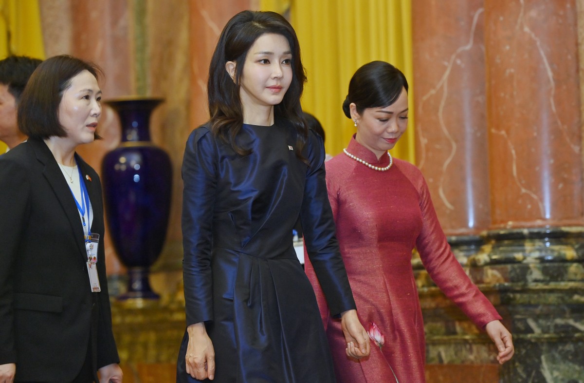 Cận nhan sắc trẻ trung của Đệ nhất phu nhân Tổng thống Hàn Quốc trong tà áo dài Việt Nam - ảnh 4
