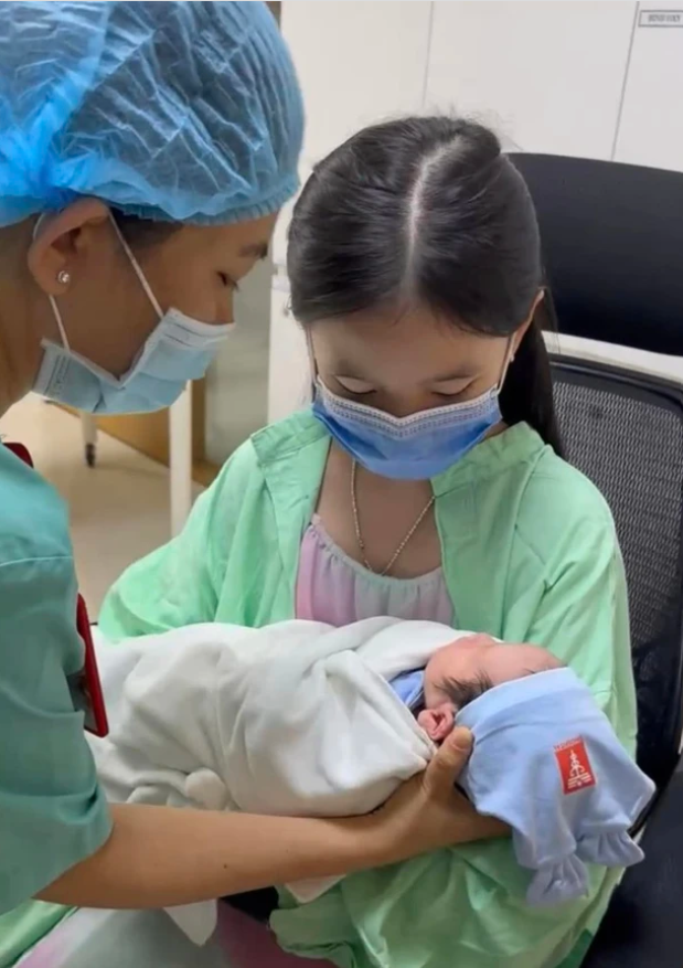Phương Trinh Jolie vừa sinh con trai, Lý Bình liền có hành động đặc biệt với con gái riêng của vợ - ảnh 4