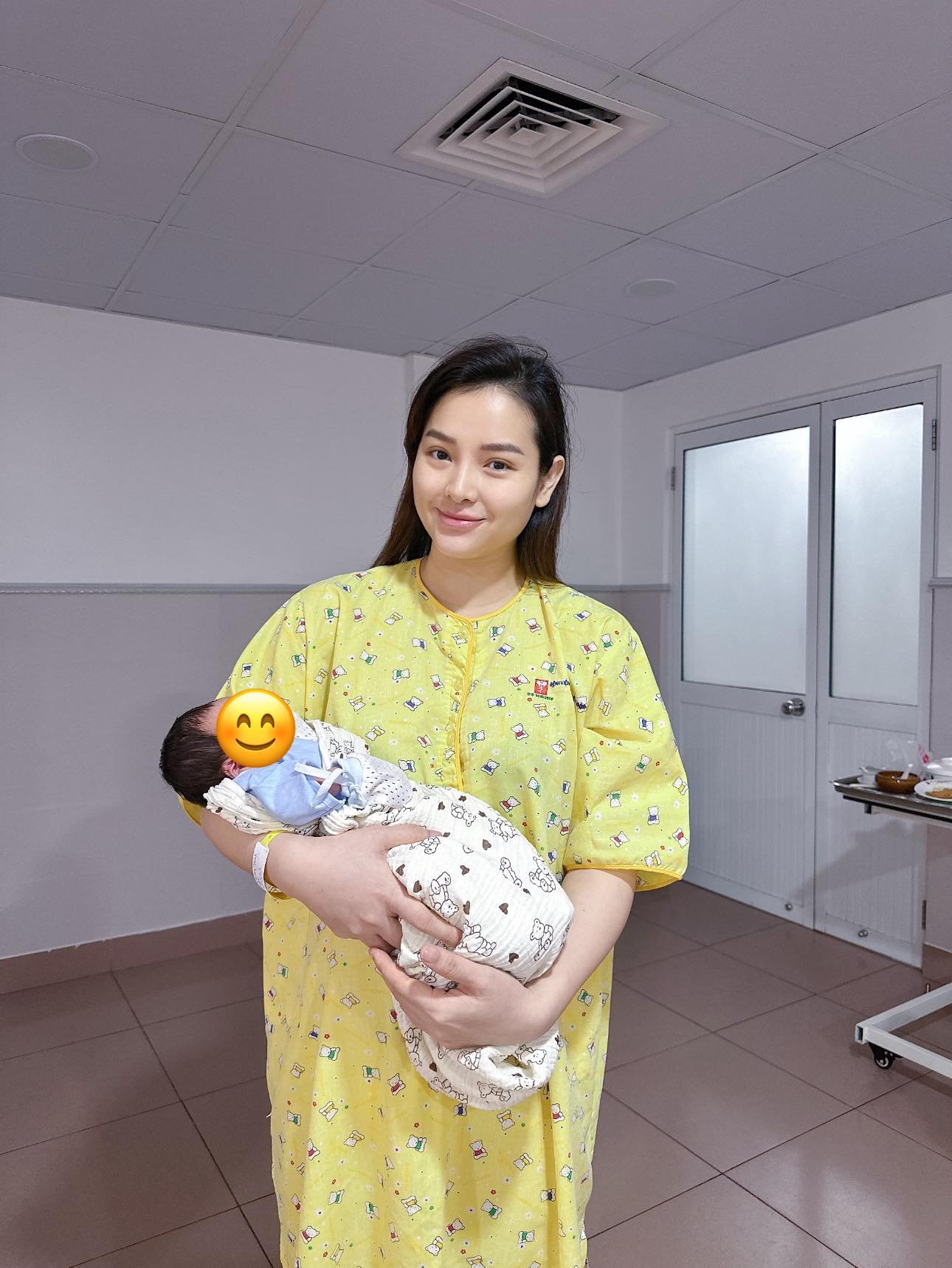 Phương Trinh Jolie vừa sinh con trai, Lý Bình liền có hành động đặc biệt với con gái riêng của vợ - ảnh 1