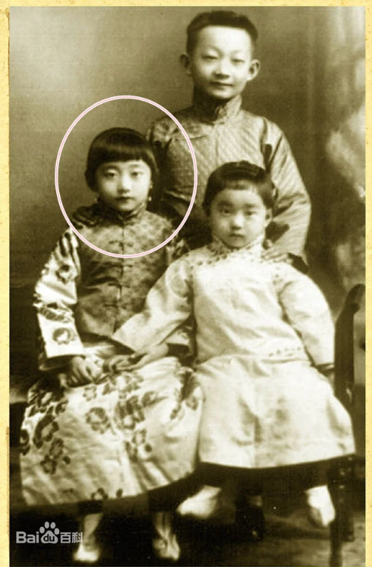 Kim Mặc Ngọc cùng anh trai của mình khi còn bé