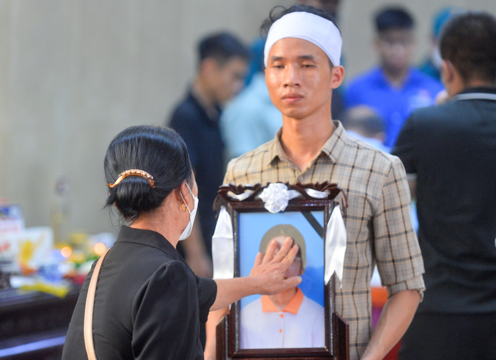 Xót xa người bố ôm chặt di ảnh các con trong vụ cháy nhà ở Hà Nội gào khóc: 'Bố có lỗi với các con' - ảnh 3