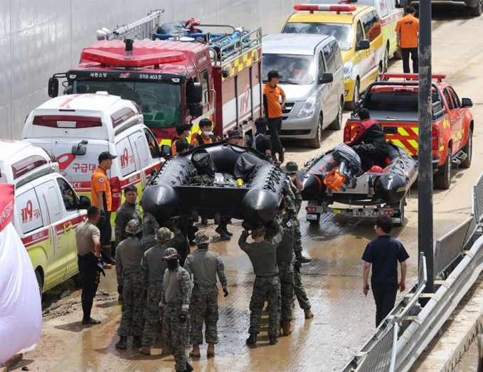 Tài xế xe tải kể giây phút cứu 3 người khỏi dòng nước cuốn trong vụ ngập hầm chui khiến 14 người ra đi - ảnh 4