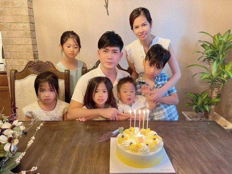 Sinh con thứ 5 dù bác sĩ khuyên bỏ, vợ chồng nam ca sĩ Việt chữa bệnh suốt 4 năm tốn 40 tỷ - ảnh 1