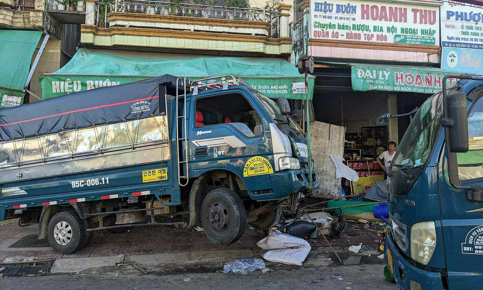 Xe tải lao vào nhà dân khiến 2 người phụ nữ không qua khỏi, hàng xóm kể lại giây phút thương tâm - ảnh 1