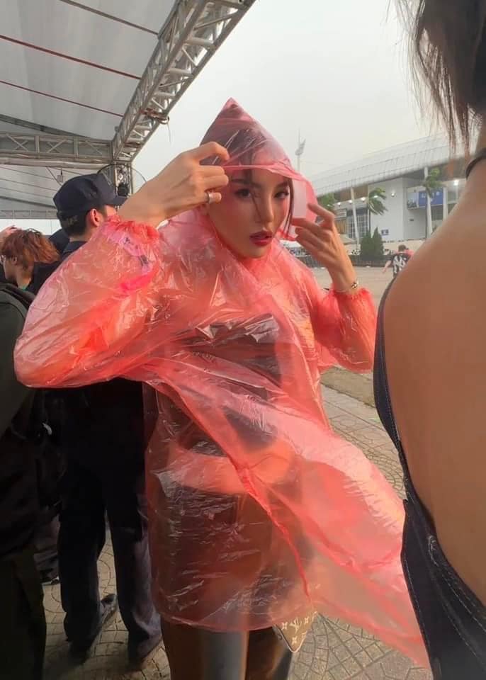 Dàn sao Việt đội mưa đi xem show BlackPink, phản ứng như thế nào khi bị fan “tóm sống”? - ảnh 5