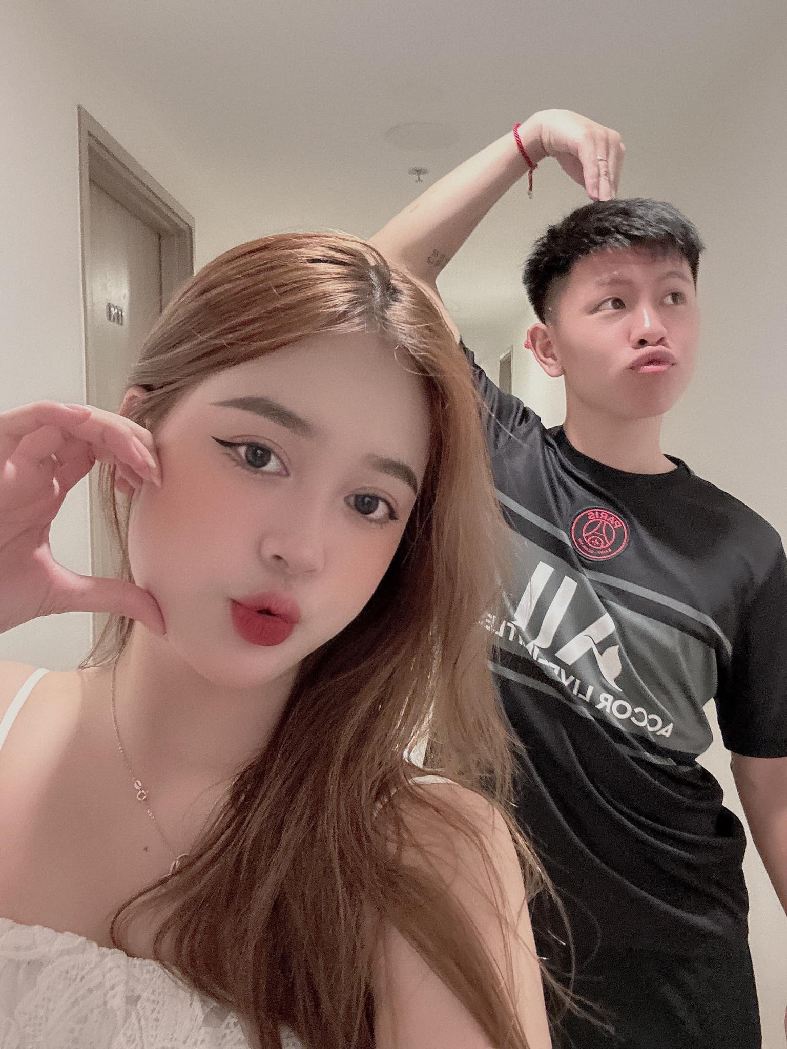Cầu thủ Việt và vợ hot girl bị 'camera giấu kín' bóc trần hình ảnh 'khó nói', khác xa lúc trên sân - ảnh 5