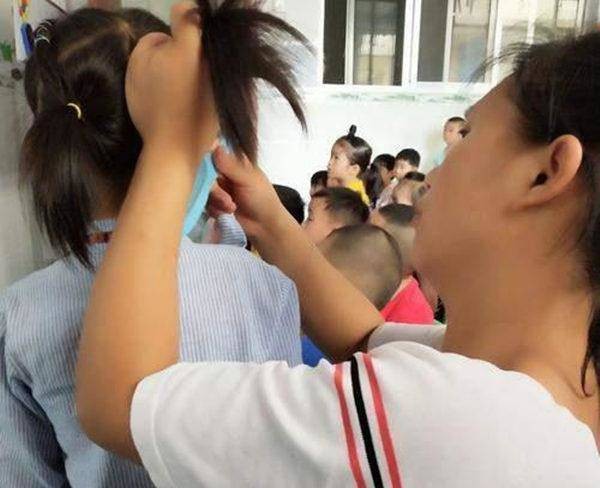 Con gái liên tục kêu đau, không chịu đến lớp, mẹ bật khóc đi gặp cô giáo khi thấy thứ này trên tóc con - ảnh 2