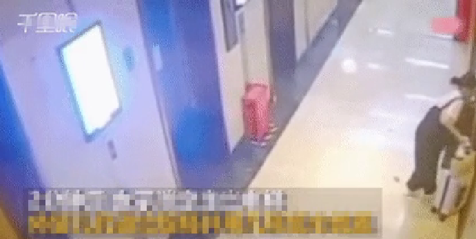 Kéo vali vào trong thang máy, người phụ nữ bị camera ghi lại tội ác đáng sợ - ảnh 5