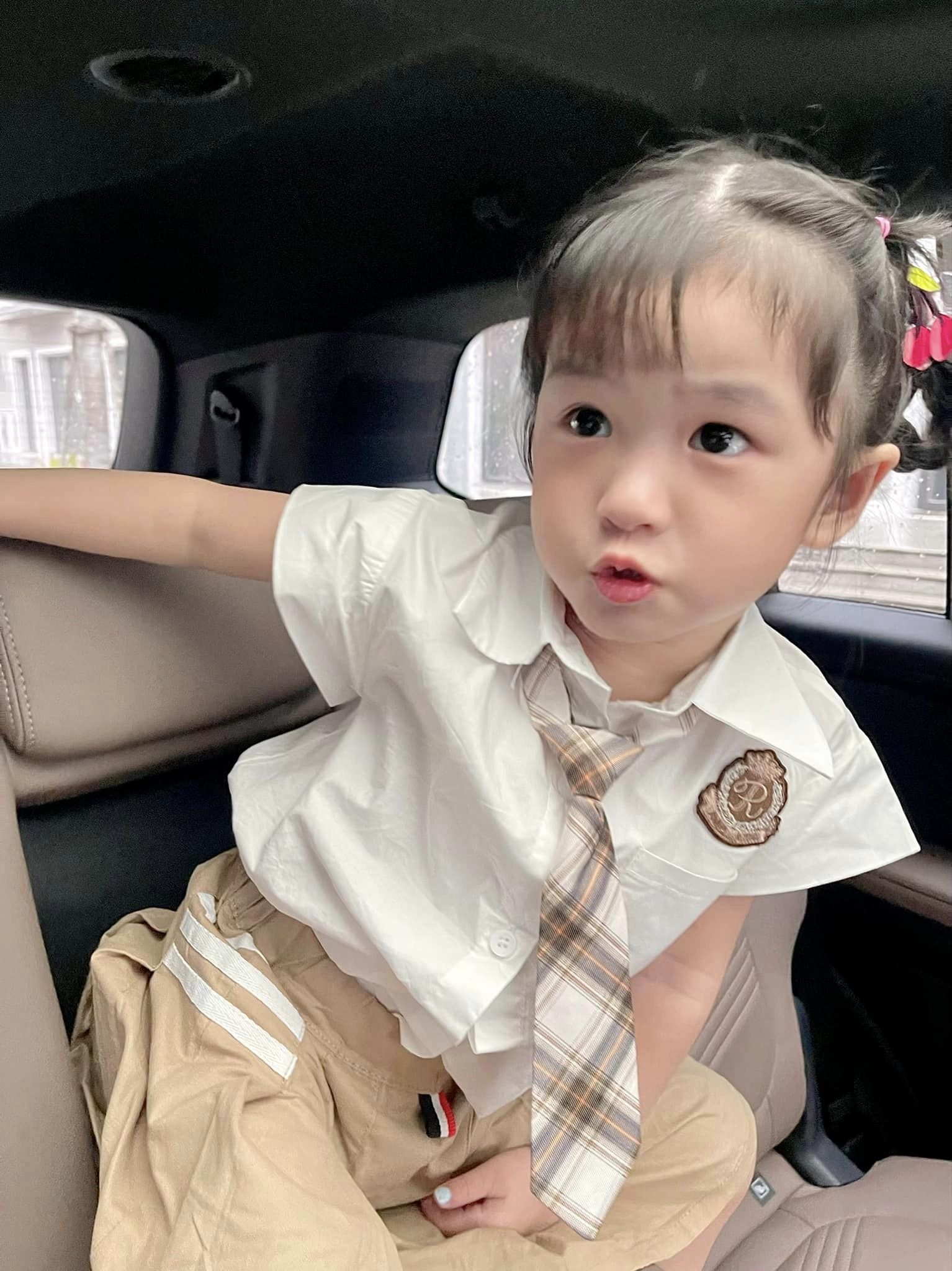Con gái 3 tuổi của Đoàn Di Băng đeo ba lô 50 triệu, mặc đồ không trùng lặp đi học mẫu giáo - ảnh 3