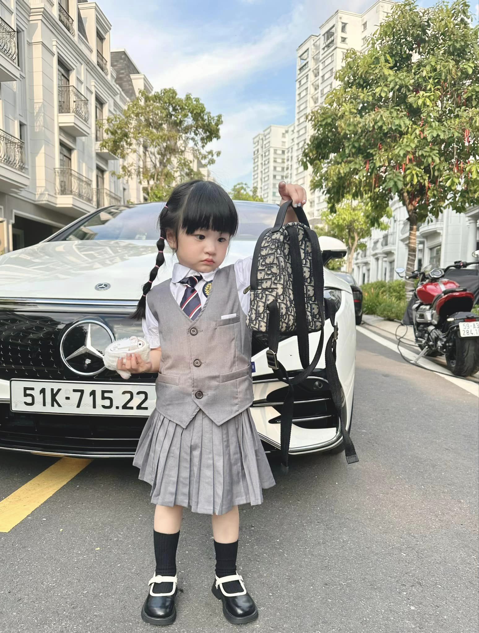 Con gái 3 tuổi của Đoàn Di Băng đeo ba lô 50 triệu, mặc đồ không trùng lặp đi học mẫu giáo - ảnh 5