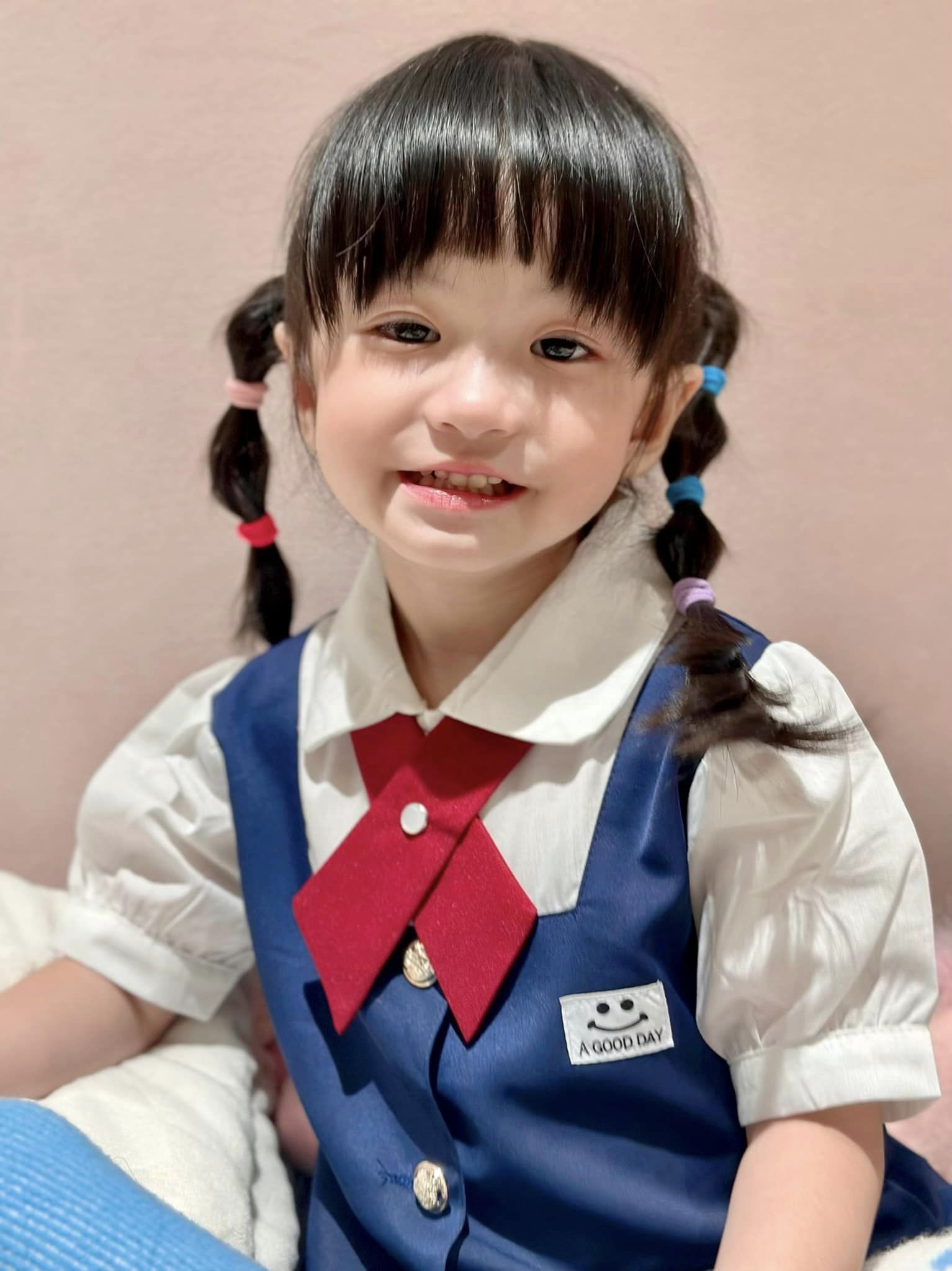 Con gái 3 tuổi của Đoàn Di Băng đeo ba lô 50 triệu, mặc đồ không trùng lặp đi học mẫu giáo - ảnh 4