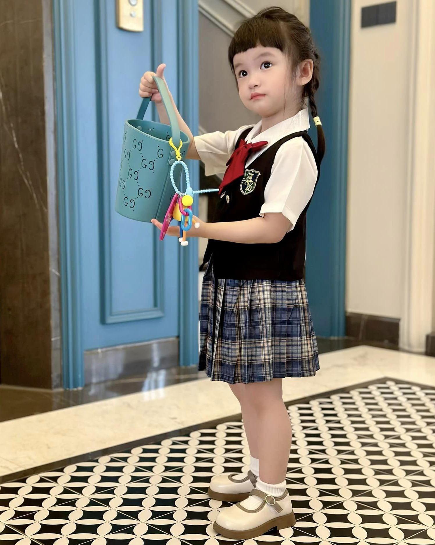 Con gái 3 tuổi của Đoàn Di Băng đeo ba lô 50 triệu, mặc đồ không trùng lặp đi học mẫu giáo - ảnh 8