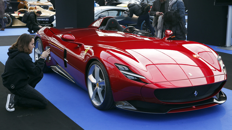 Dòng xe Ferrari Monza SP1 có thiết kế thể thao, cá tính nhưng không lắp phần mui