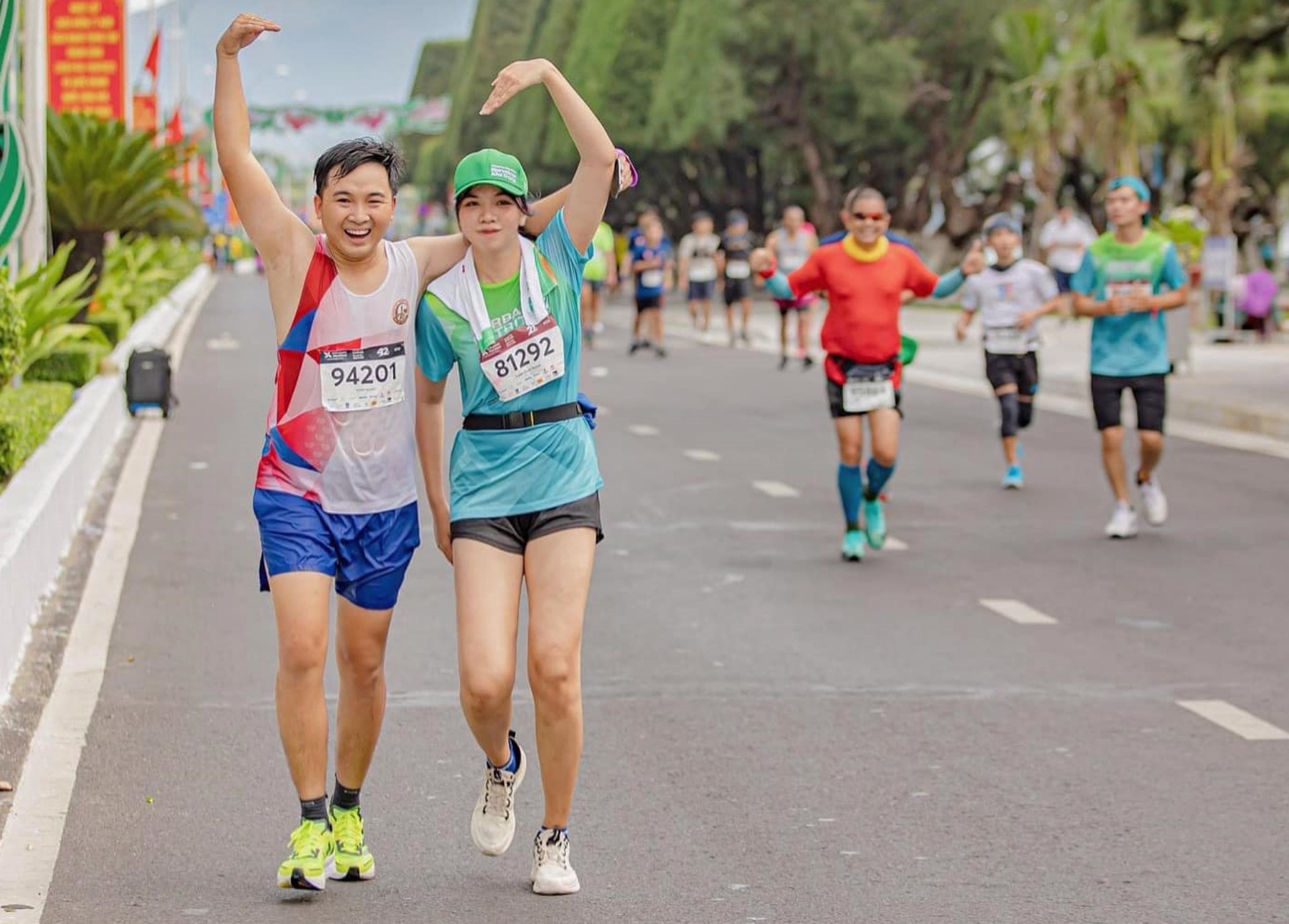 Chú rể Đắk Lắk chạy bộ 31,12km từ 3h sáng đến nhà vợ: cô dâu thở phào khi chồng về đích - ảnh 2