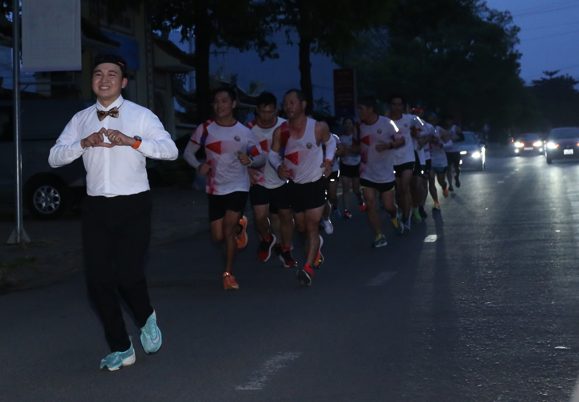 Chú rể Đắk Lắk chạy bộ 31,12km từ 3h sáng đến nhà vợ: cô dâu thở phào khi chồng về đích - ảnh 5