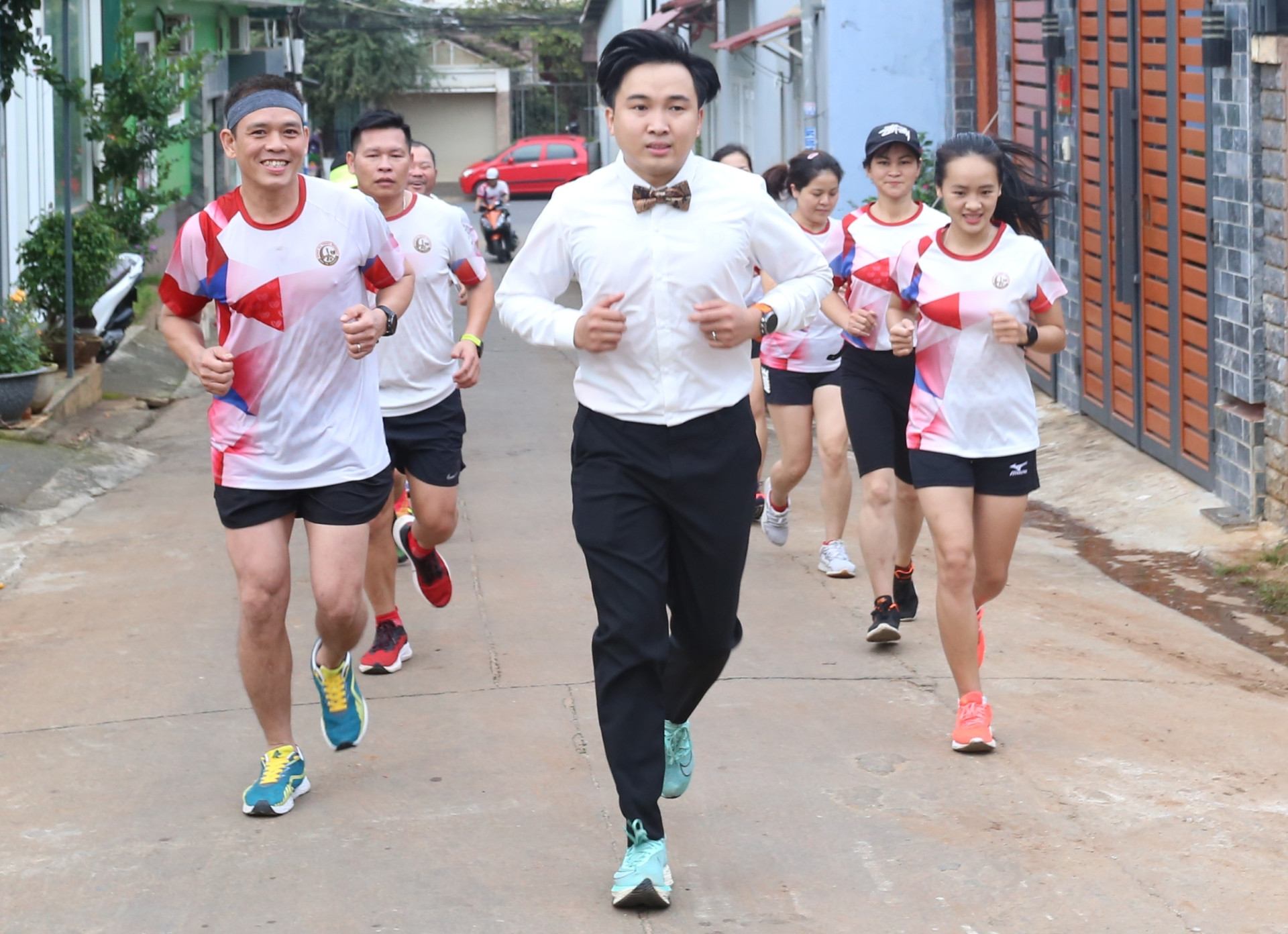 Chú rể Đắk Lắk chạy bộ 31,12km từ 3h sáng đến nhà vợ: cô dâu thở phào khi chồng về đích - ảnh 6
