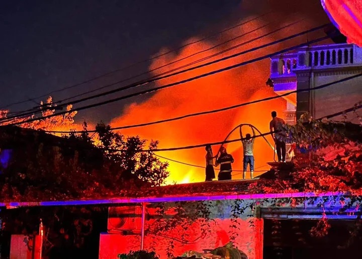 Nhà xưởng chứa vải ở Hà Nội bốc cháy dữ dội, cột khói cao hàng chục mét, các công nhân hiện ra sao? - ảnh 2