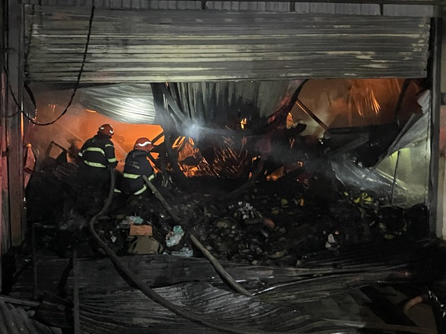 Nhà xưởng chứa vải ở Hà Nội bốc cháy dữ dội, cột khói cao hàng chục mét, các công nhân hiện ra sao? - ảnh 3