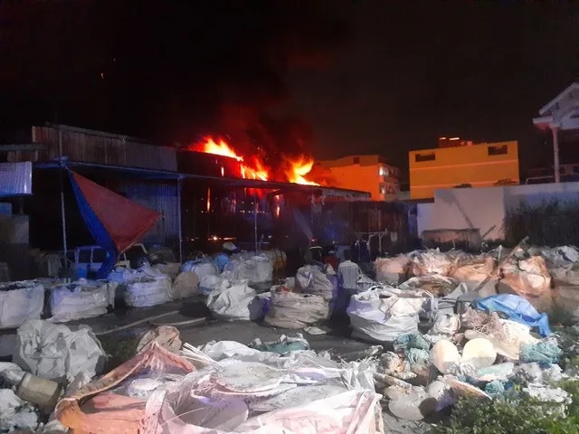 Cơ sở gia công nhựa ở TPHCM cháy lớn trong đêm khiến người phụ nữ ở nhà cạnh bên ra đi mãi mãi - ảnh 1