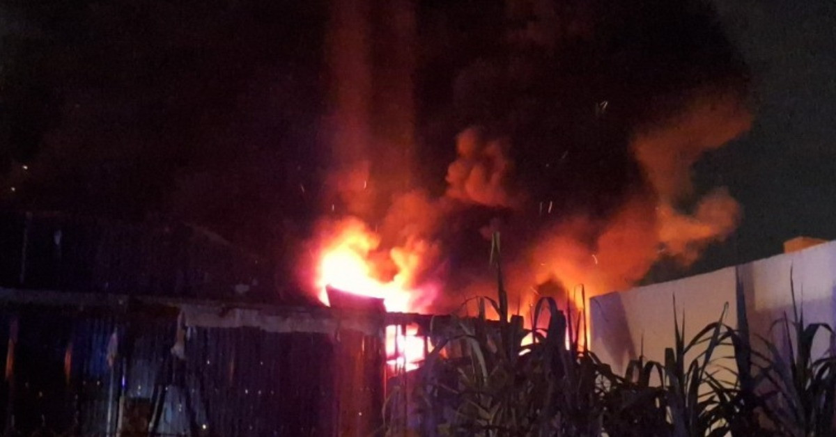 Cơ sở gia công nhựa ở TPHCM cháy lớn trong đêm khiến người phụ nữ ở nhà cạnh bên ra đi mãi mãi - ảnh 2